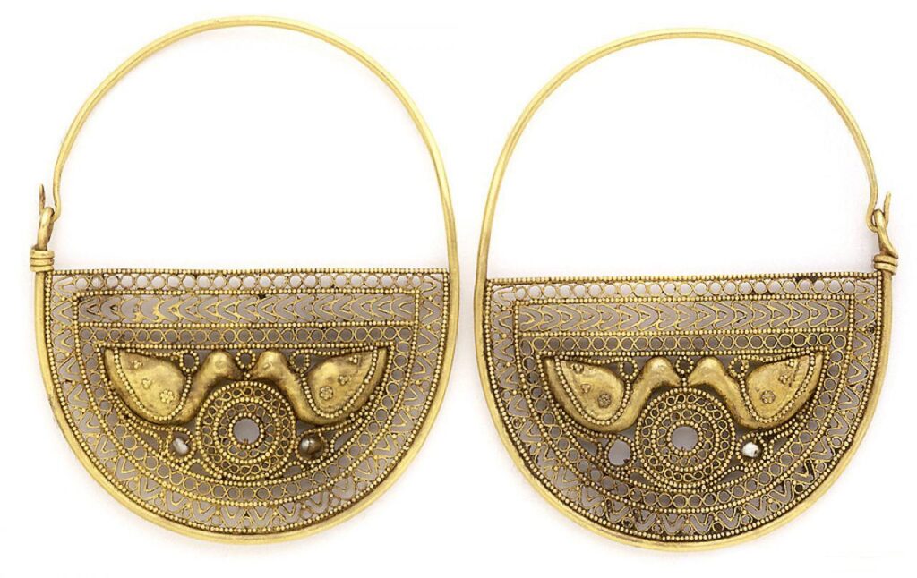 Female golden earrings from Umayyad era.